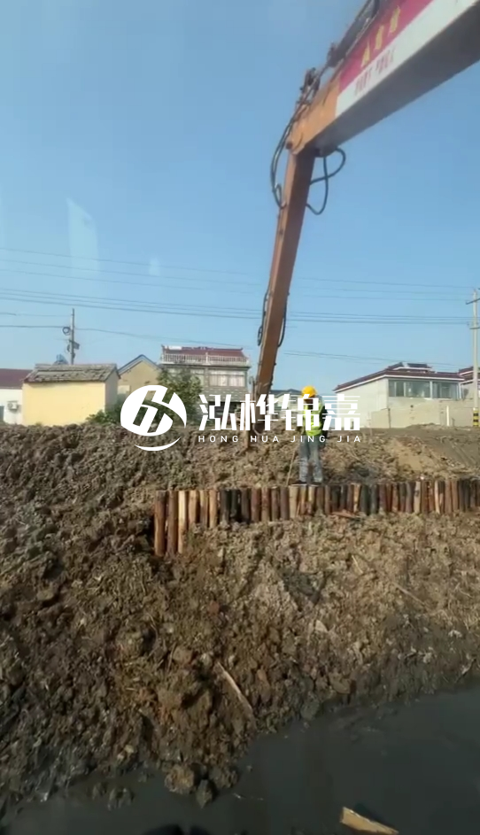 南陽挖機(jī)打木樁專業(yè)施工-打防汛木樁時(shí)選用多粗的木樁為宜？