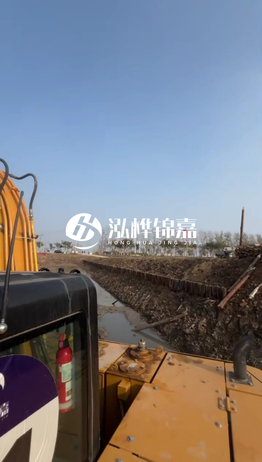 三門峽挖機(jī)打木樁專業(yè)施工-松木樁打樁木價(jià)格含運(yùn)輸成本嗎？