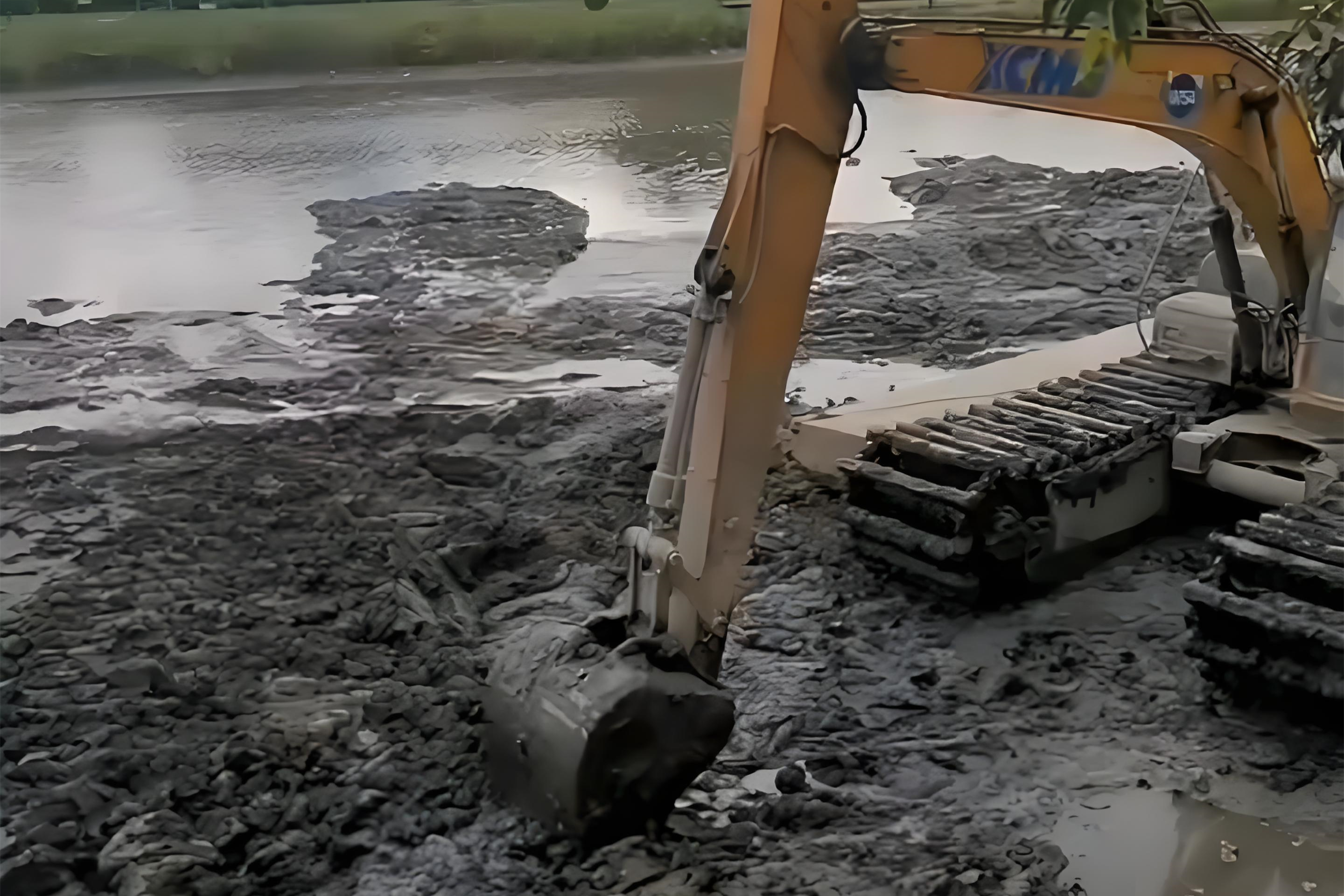 江西水挖清淤團(tuán)隊(duì)泓樺錦嘉-水上挖機(jī)清淤要避開汛期嗎？