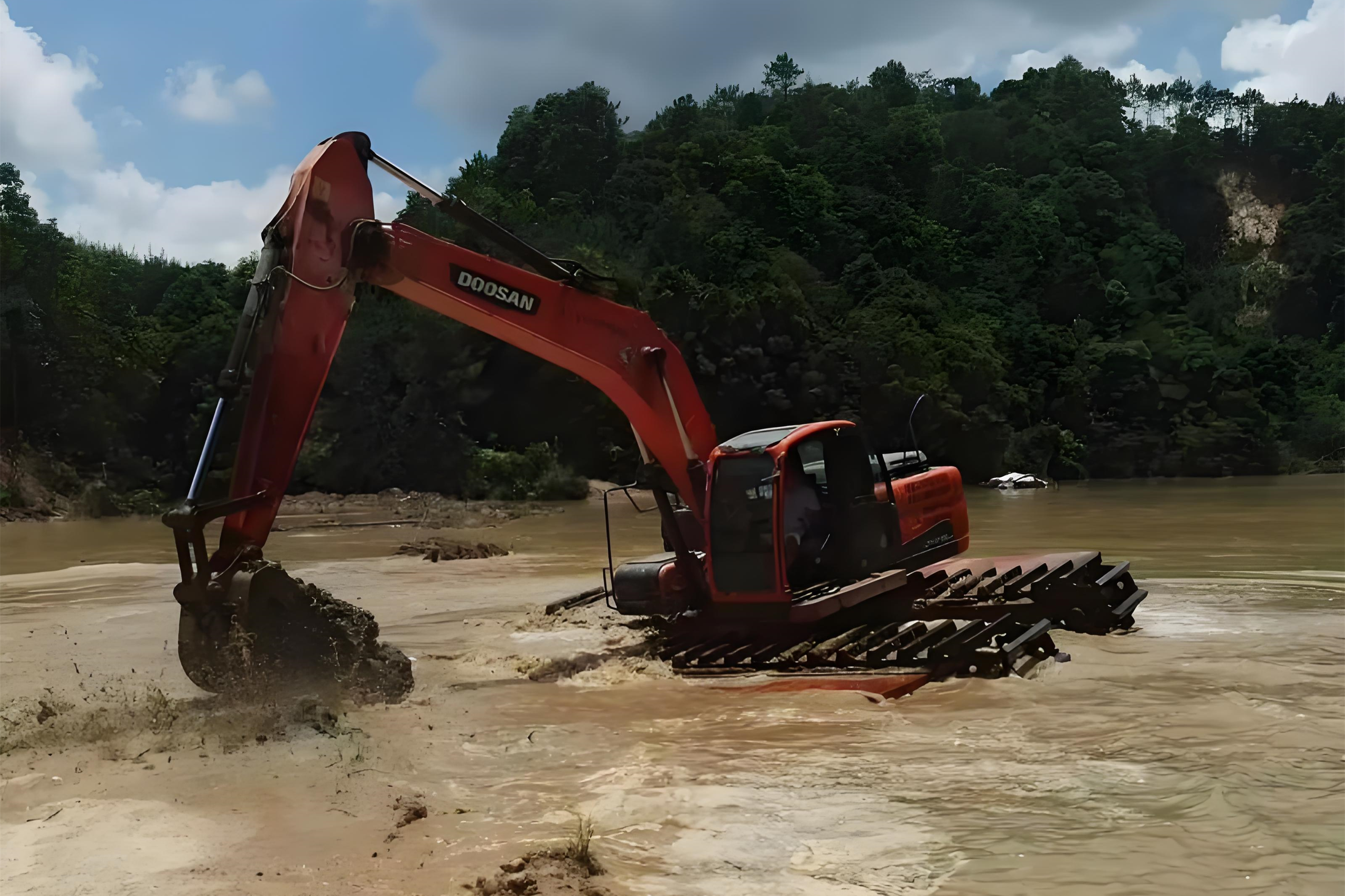 湖南長沙挖機清淤施工隊-小河道清淤的費用大概是多少錢一米？