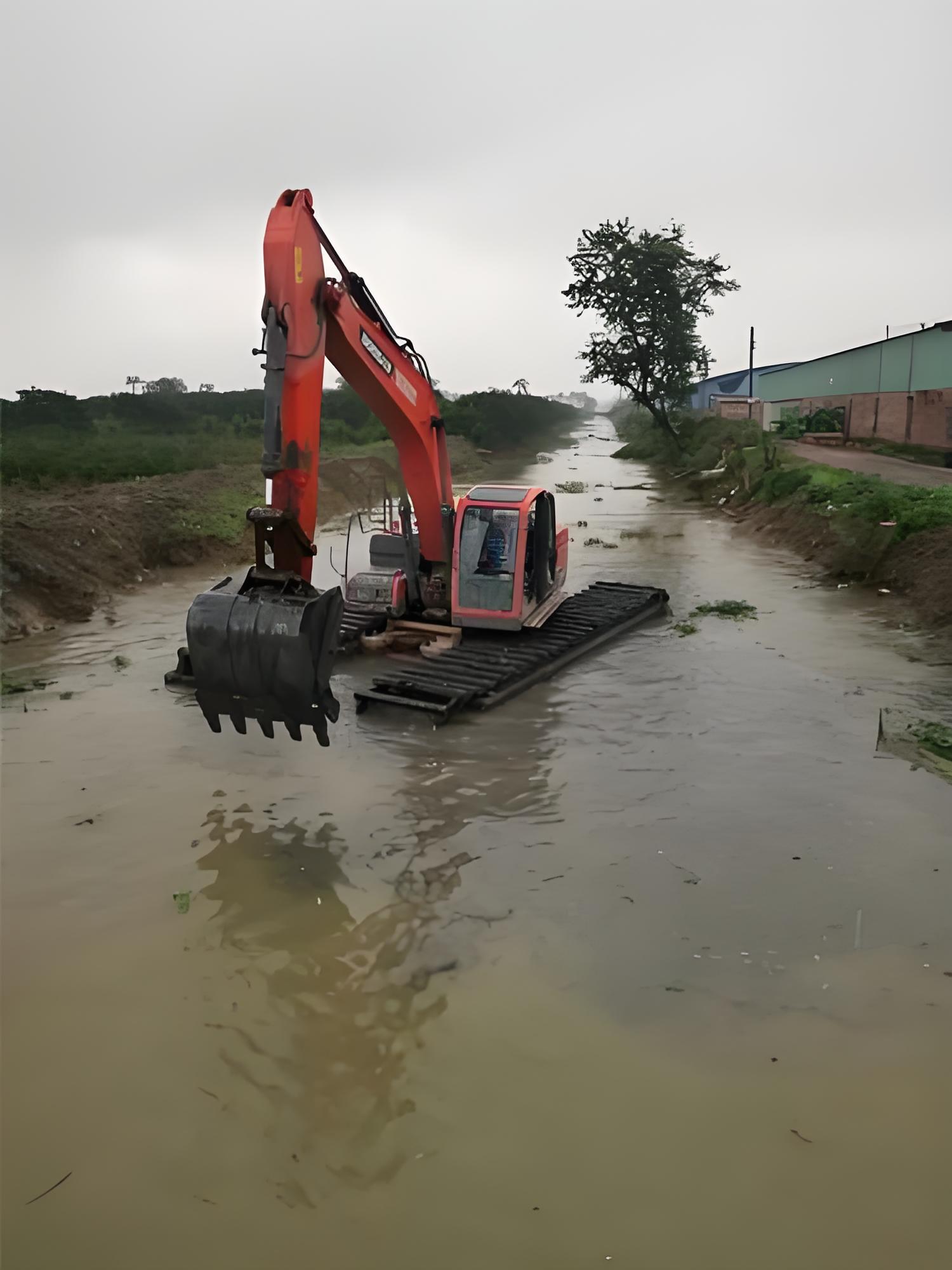 四川自貢挖機(jī)清淤施工隊(duì) - 水上挖機(jī)清淤能處理含有水草的淤泥嗎？